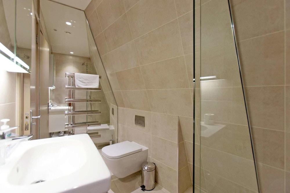 Luxury Loft Oxford Street with AC - Bathroom