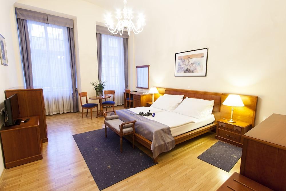 Hotel Modrá Růže - Featured Image
