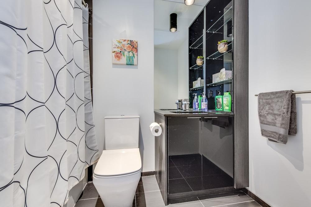 Trendy 2BR Condo in King East Great View - Bathroom