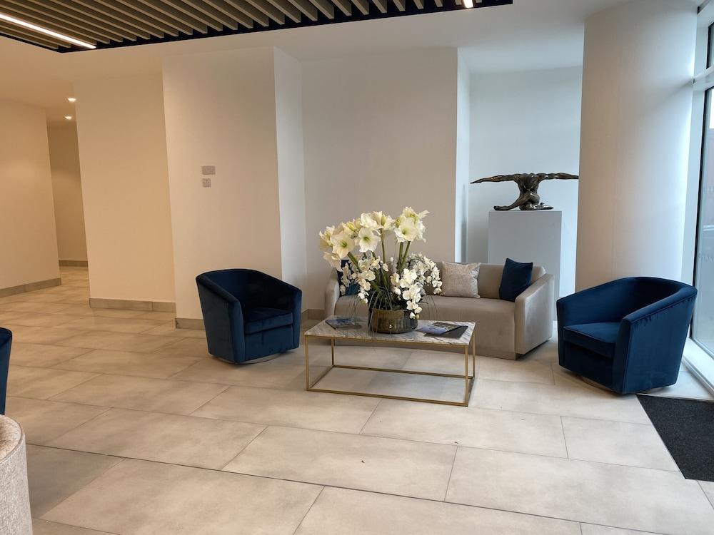 Berks Luxury Serviced Apartments - Lobby