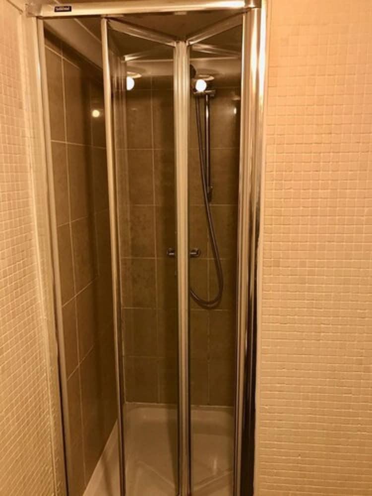 Maitrise Hotel Wembley - Bathroom Shower