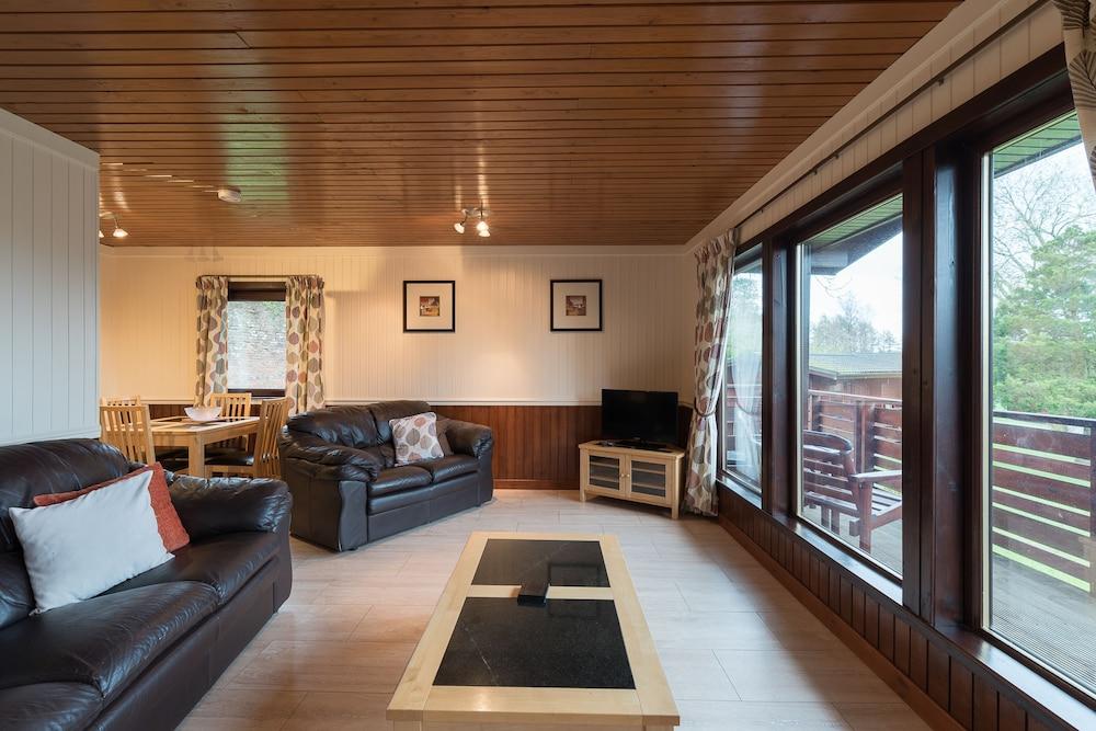 Conifer Lodge 25 With Hot Tub, Newton Stewart - Living Room