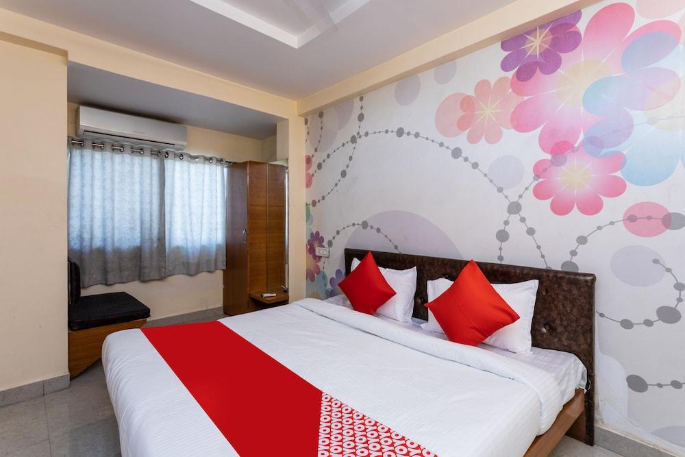 OYO 36211 Hotel Padma Palace - Featured Image