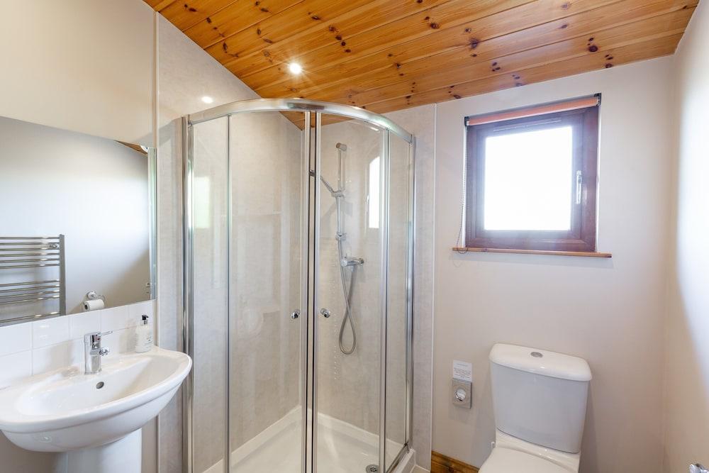 Woodpecker Lodge With Hot Tub Near Cupar, Fife - Bathroom