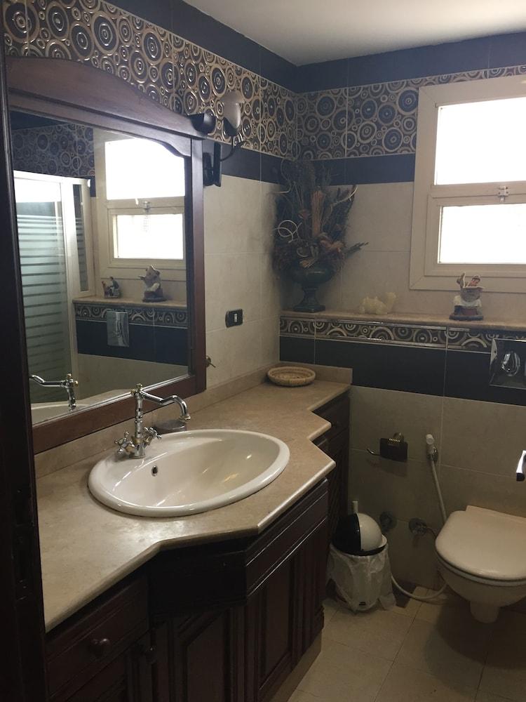 Luxurious Apartment - Bathroom