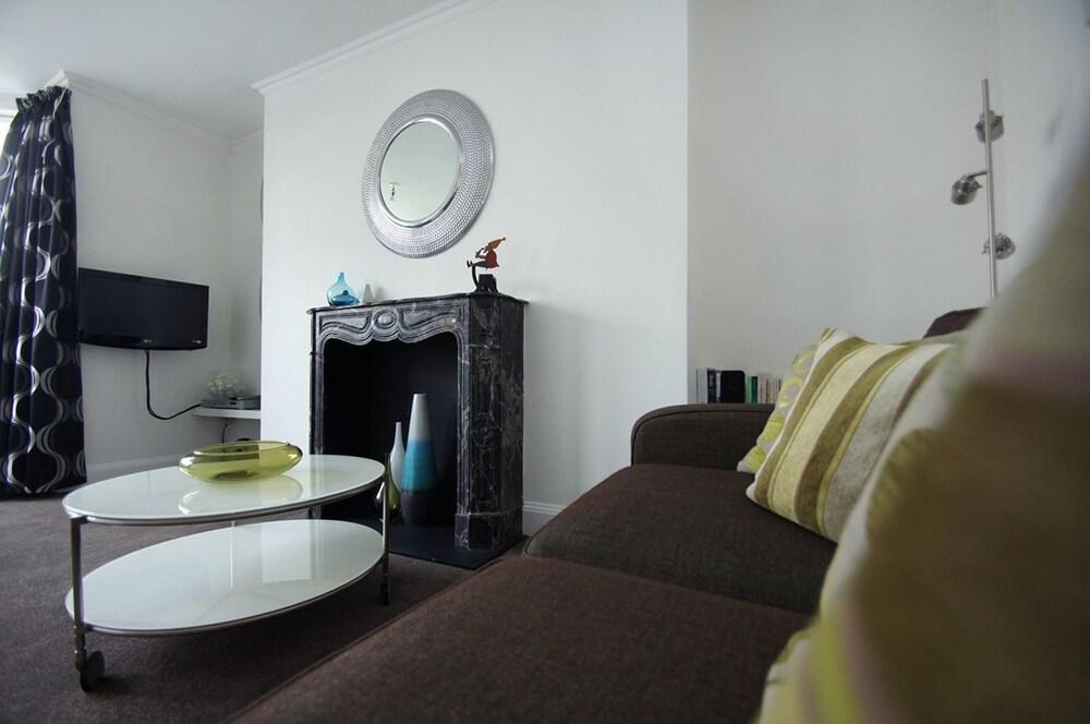 New Steine Apartment Sea View by Brighton Holiday Lets - Living Area