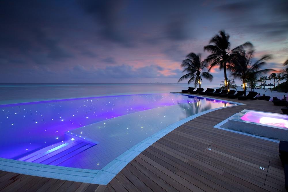 Kuredu Island Resort - Infinity Pool