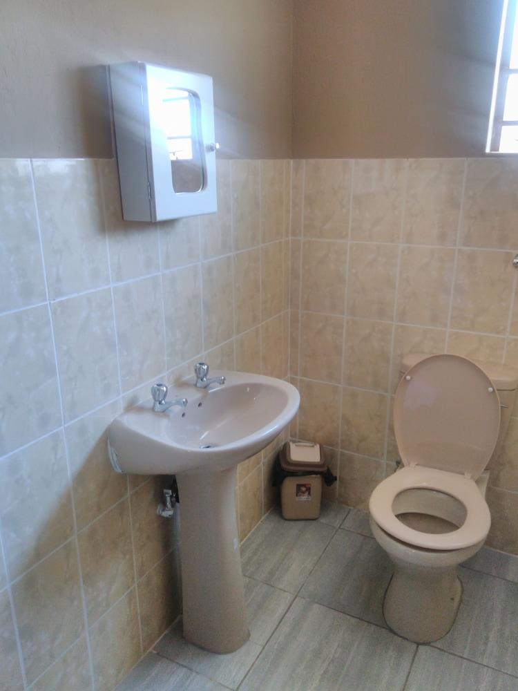 Kopong Guest House - Bathroom