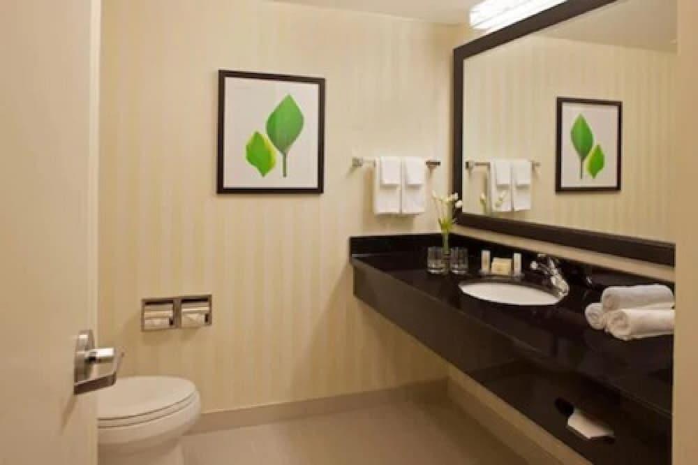 Fairfield Inn & Suites by Marriott Toronto Mississauga - Room