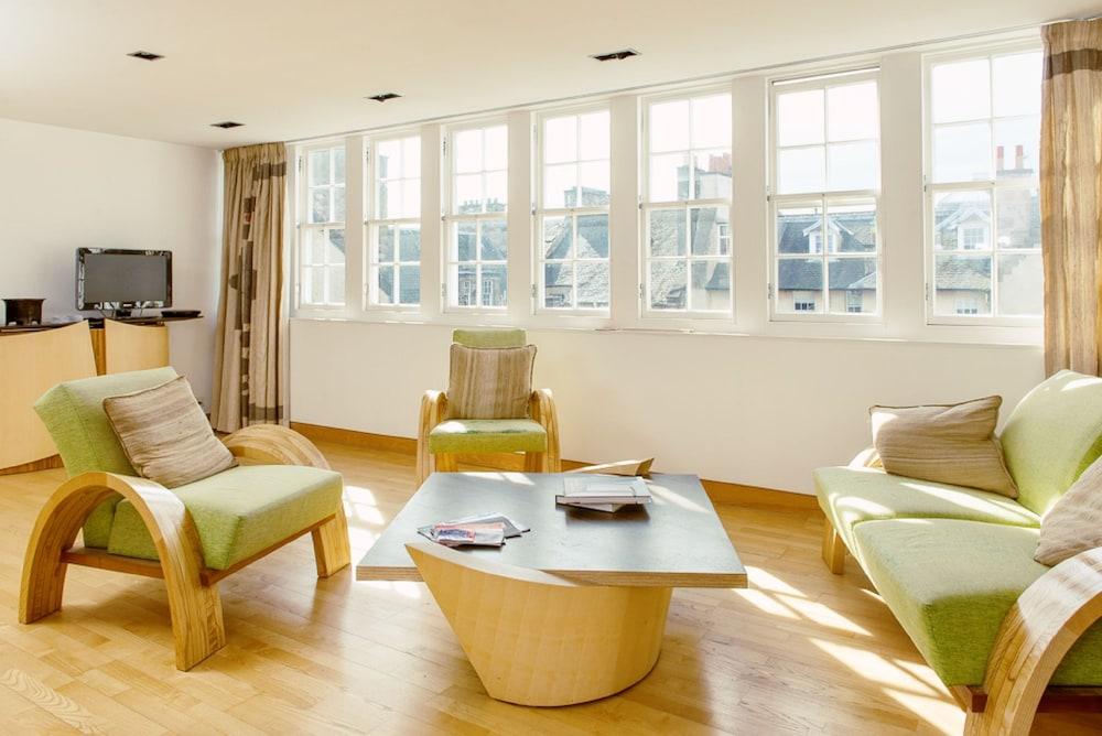 Unique Stay Edinburgh - Living Room
