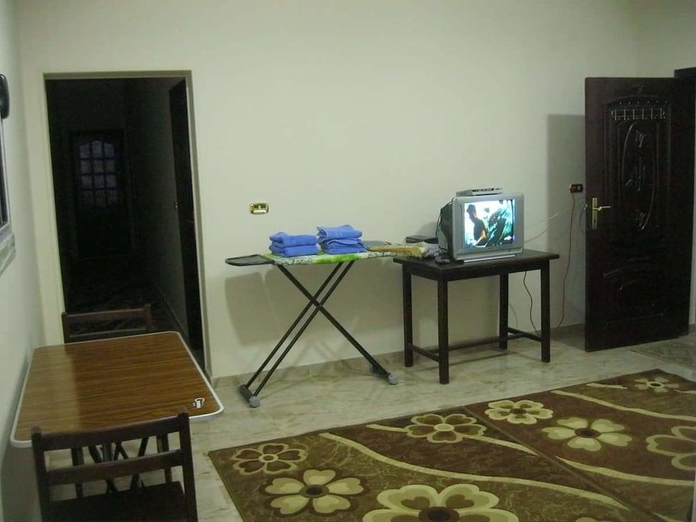 Three Bedroom Apartment With Pyramids View - Room