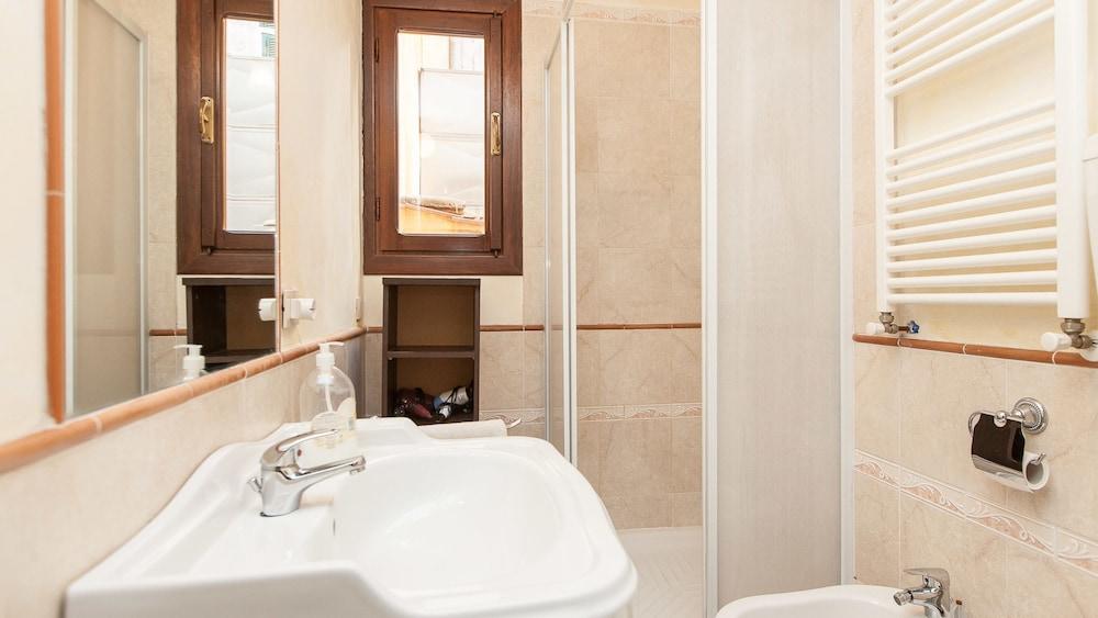 Rental In Rome Santa Maria - Bathroom