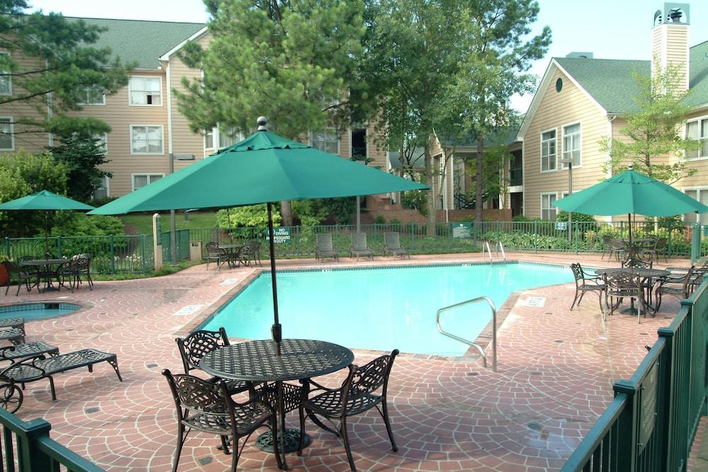 Poplar Inn and Suites - Outdoor Pool