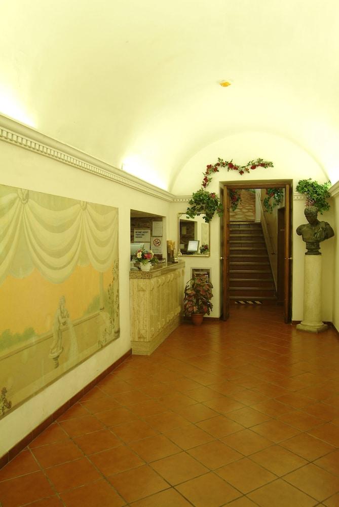 Tirreno Hotel - Interior Entrance