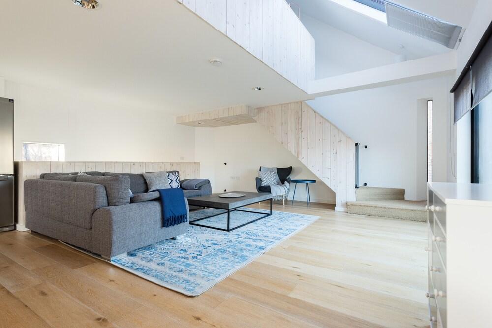 The Cliffside Loft - Distinctly Modern 3BDR Riverside Home - Interior Detail