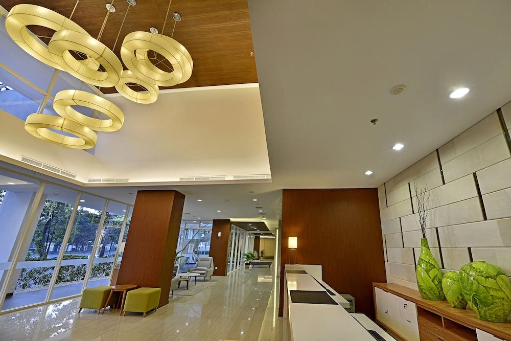 Whiz Prime Hotel Pajajaran Bogor - Reception