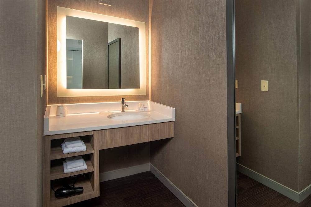 SpringHill Suites by Marriott Herndon Reston - Room