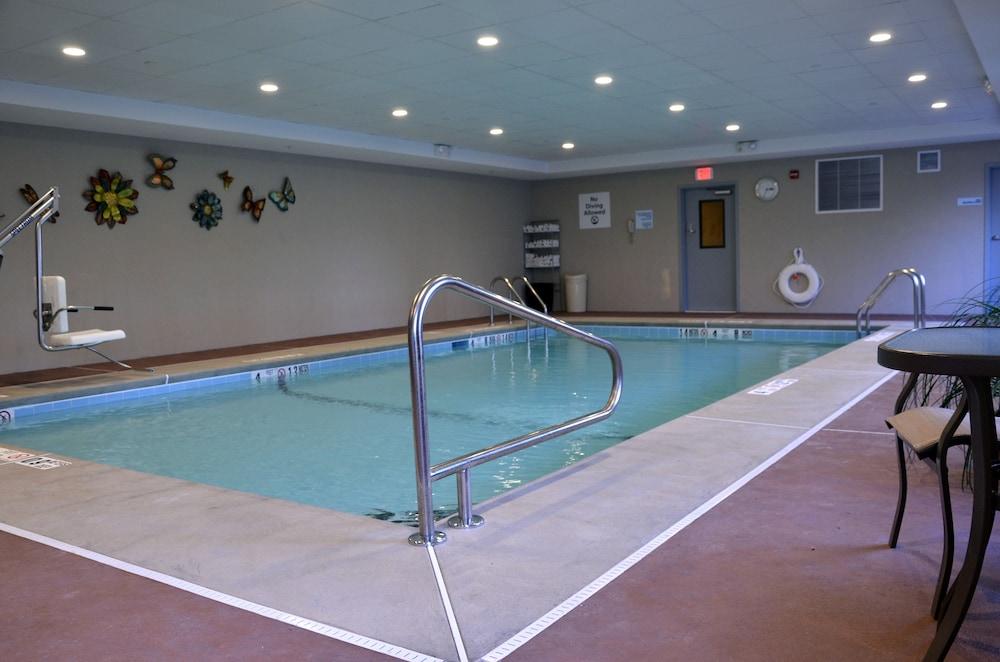 Holiday Inn Express Newington - Hartford, an IHG Hotel - Pool
