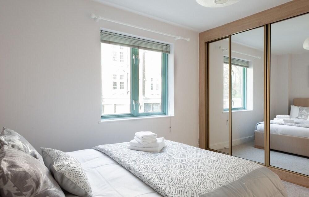 Platinum Apartment in West London 9955 - Room