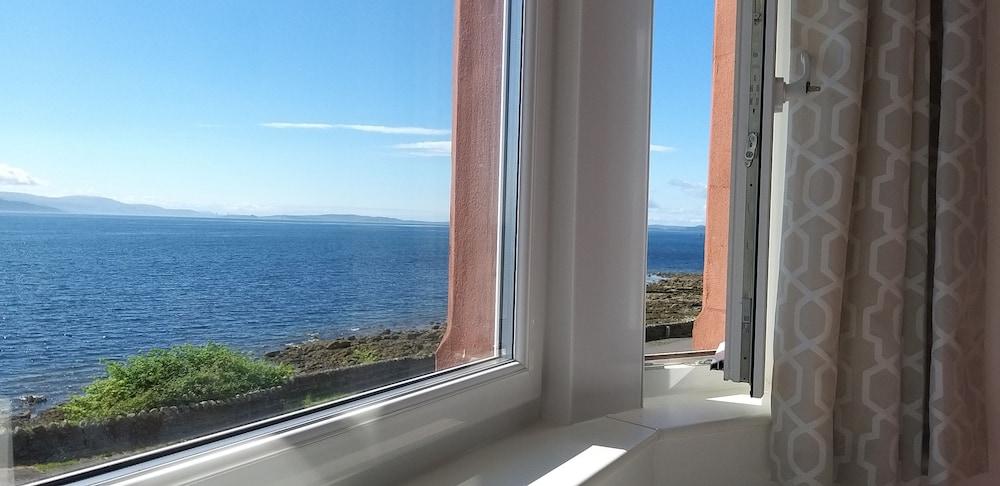 Captivating 1-bed Apartment sea Views,in Innellan - Featured Image