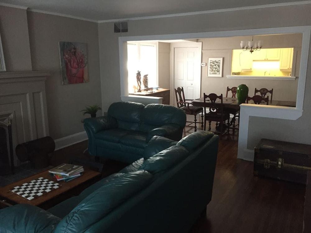 Spacious 3BR Forest Hill Unit - Living Room