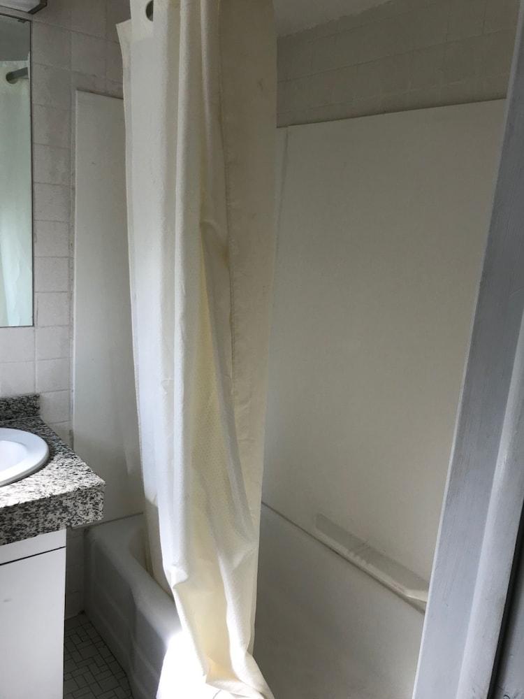 Western Inn - Bathroom Shower