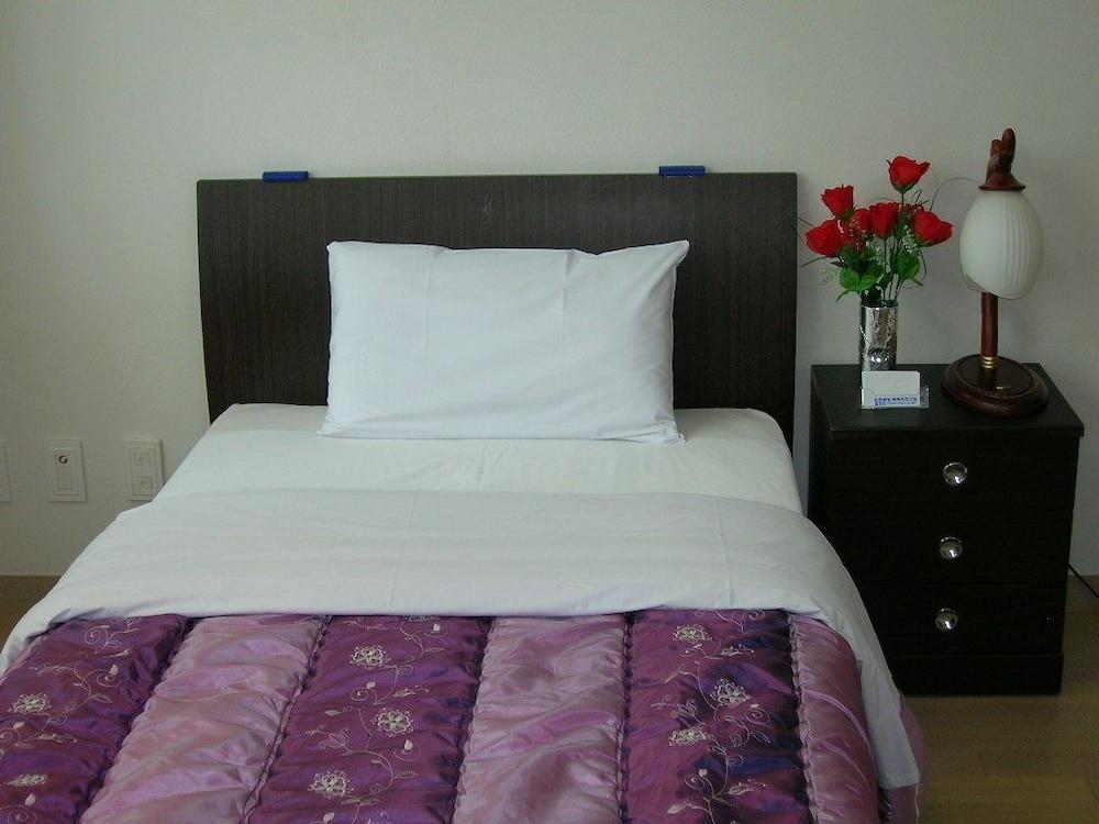 Airport Guesthouse - Guestroom