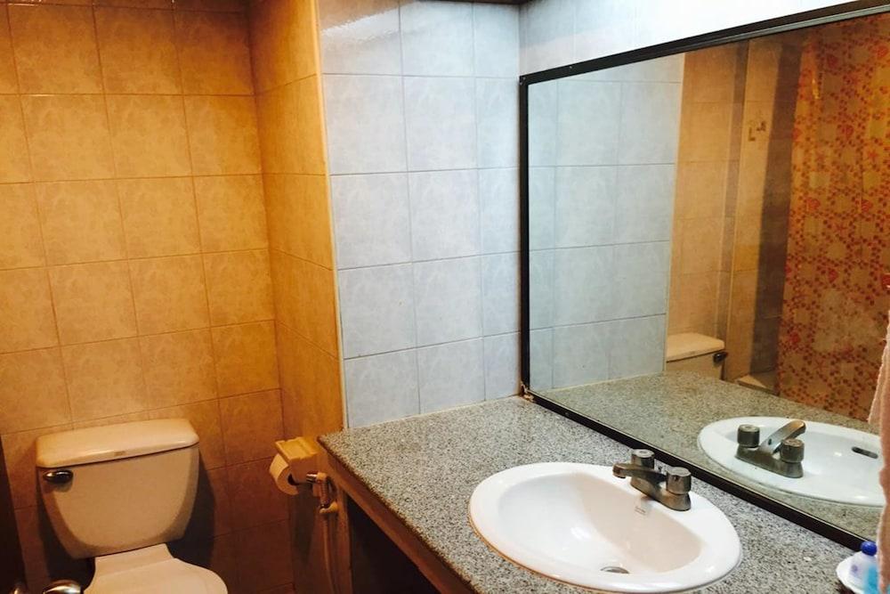Bangsaen Resort - Bathroom