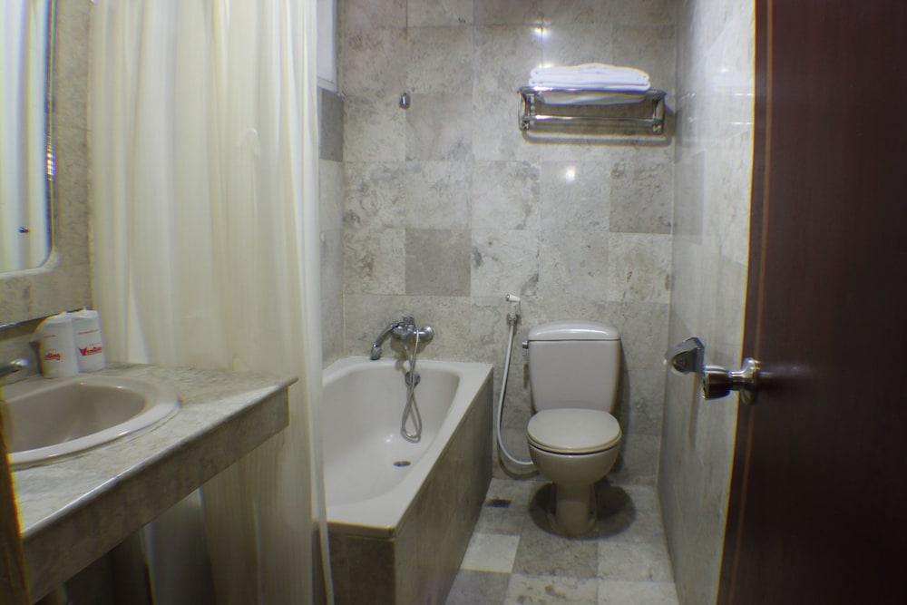 Hotel Menteng 1 - Bathroom