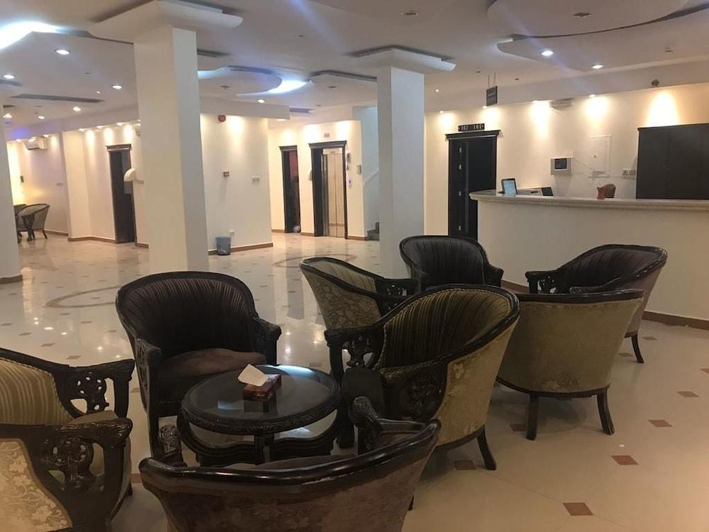 Almakan Hotel 106 - Lobby Sitting Area