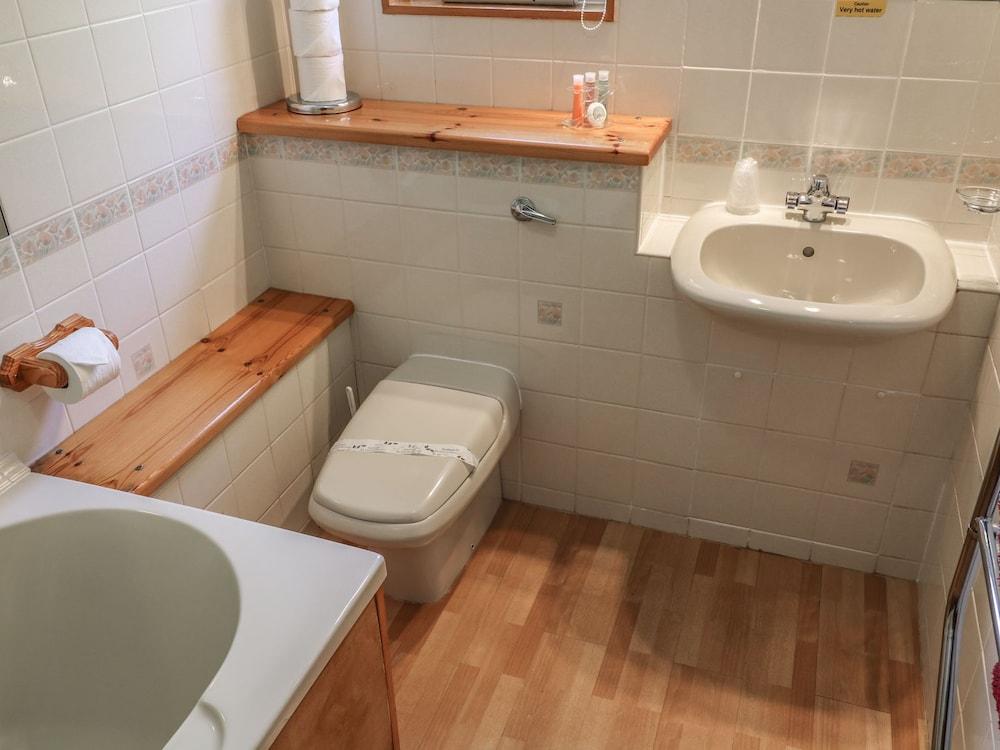 Waterhead Apartment E - Bathroom