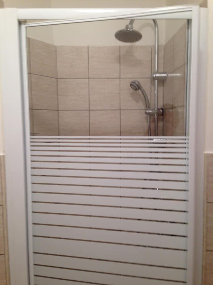 دوموس فيتوريا رومانا - Bathroom Shower
