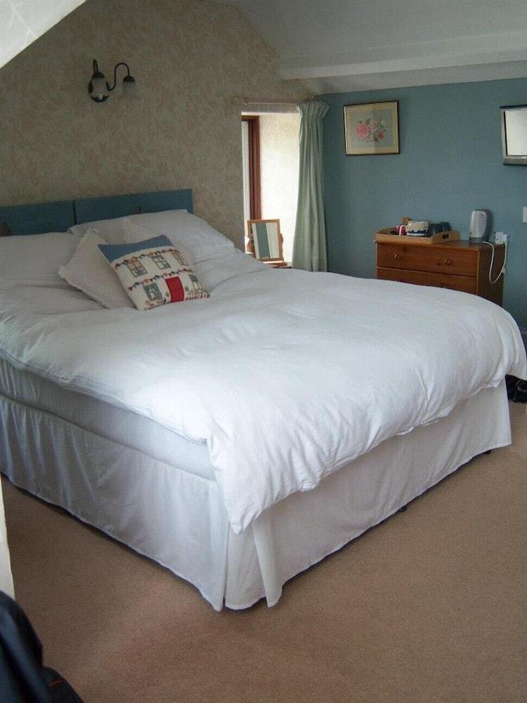 Lyonesse Guest House - Room