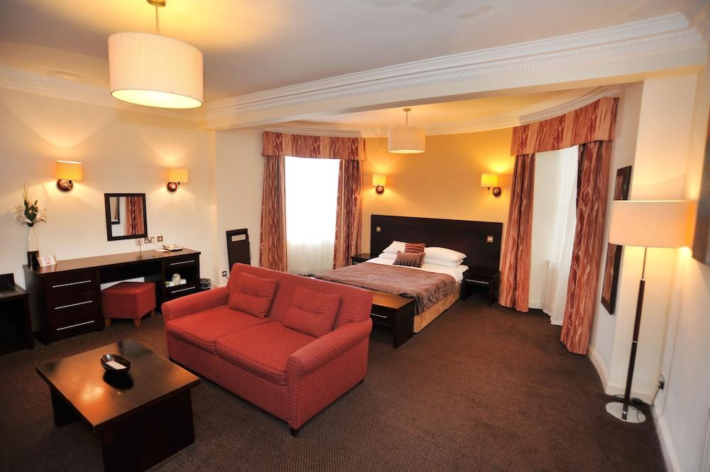 Golden Lion Hotel - Room