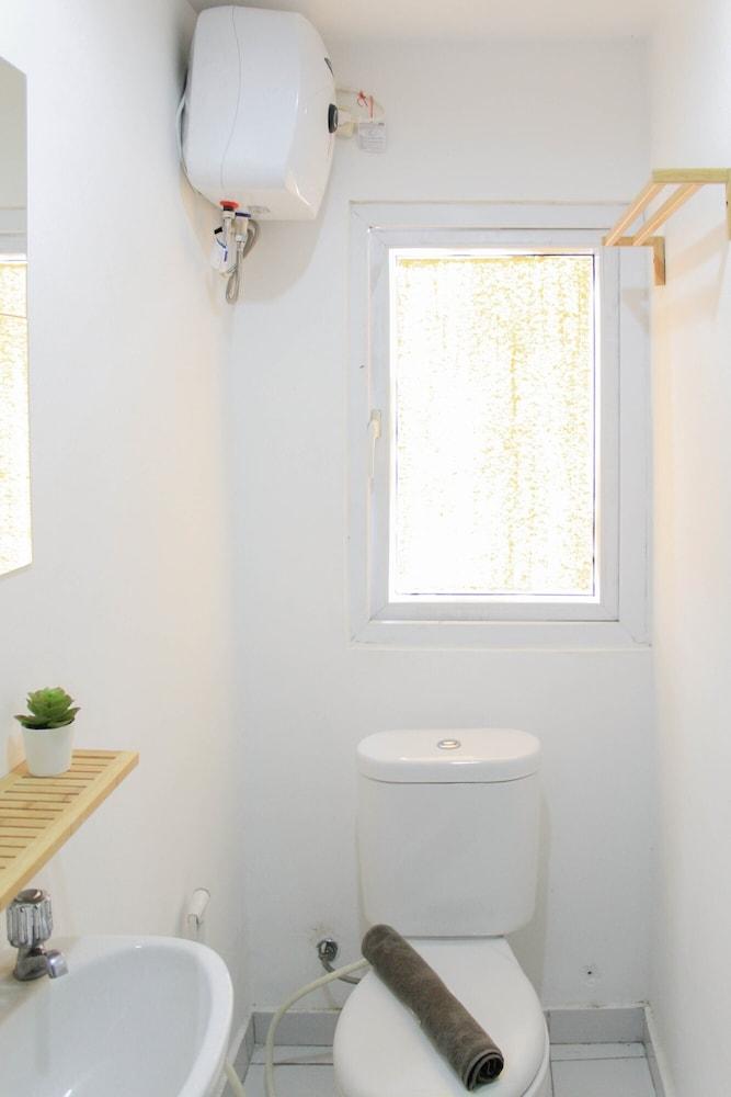 Stylish and Posh Studio Aeropolis Apartment - Bathroom