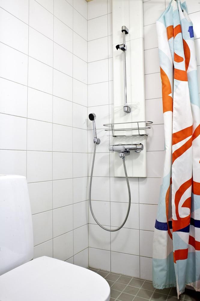 Forenom Serviced Apartments Helsinki Albertinkatu - Bathroom