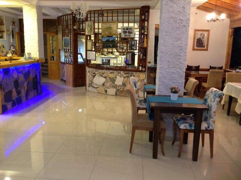 Hotel Mola - Lobby Sitting Area