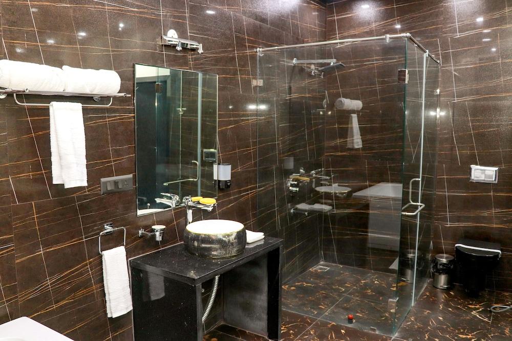 Pushkar City inn - Deep Soaking Bathtub