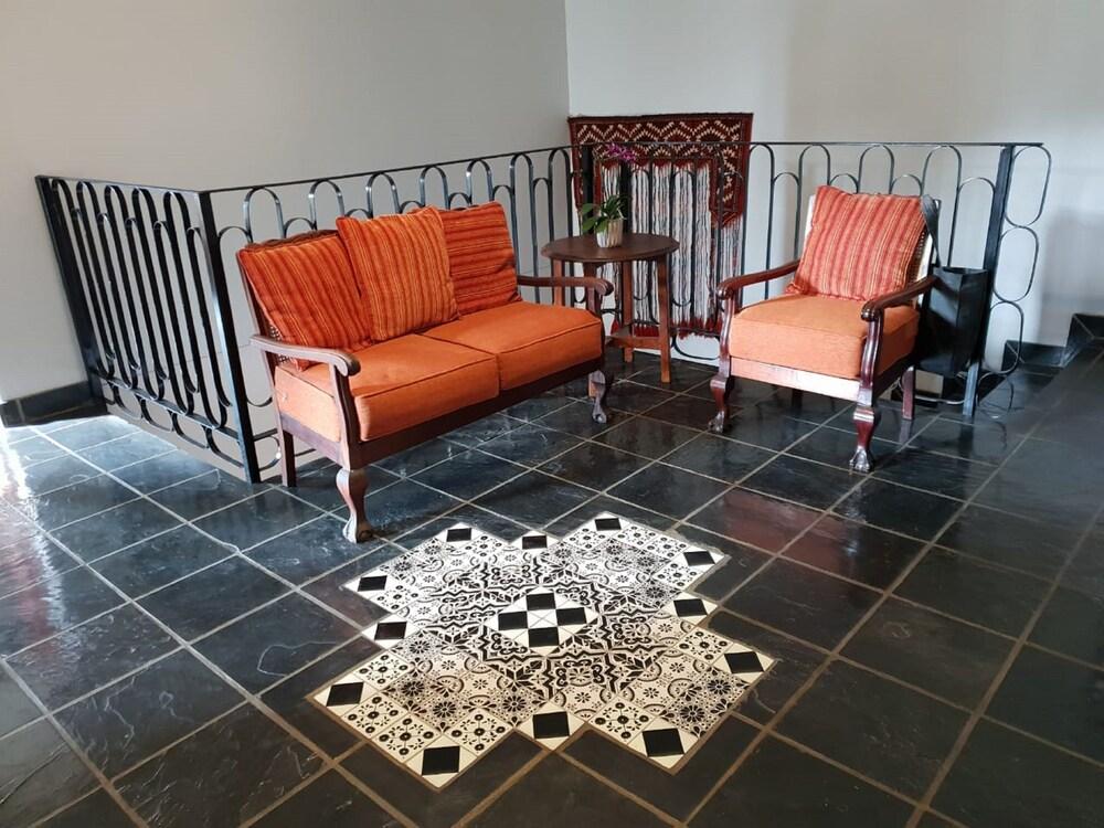 Port Del Mar Luxury Guesthouse - Lobby Sitting Area