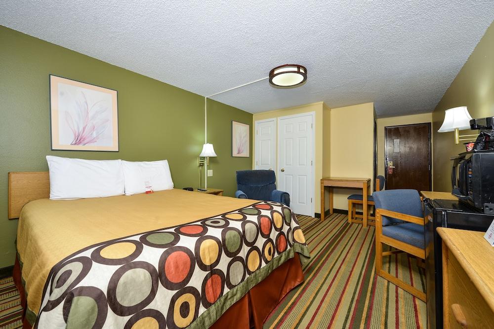 Super 8 by Wyndham Minot Airport - Room