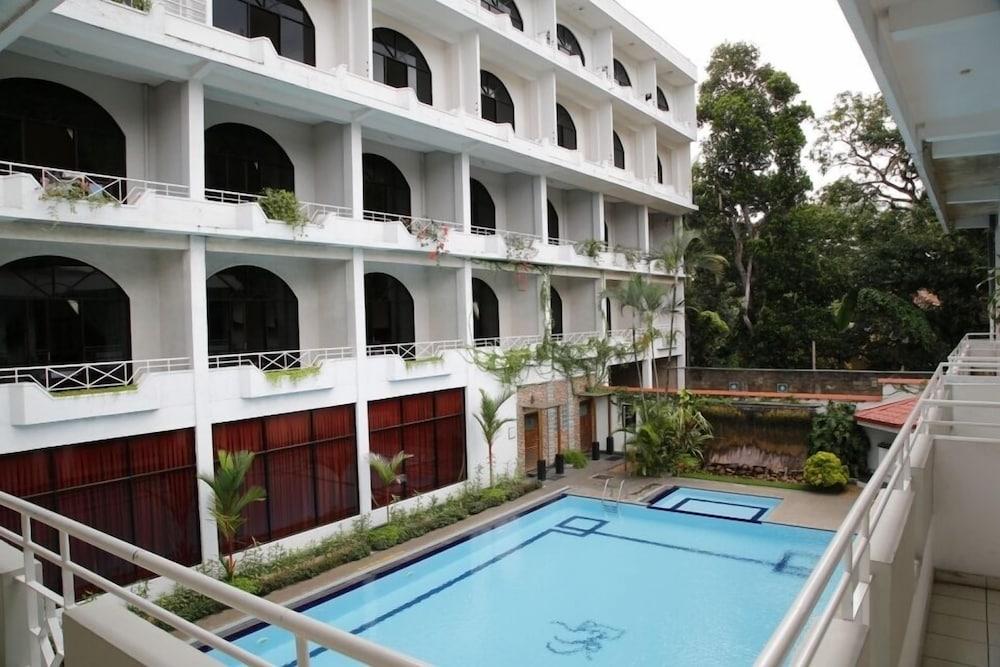 Kandyan Reach Hotel - Outdoor Pool