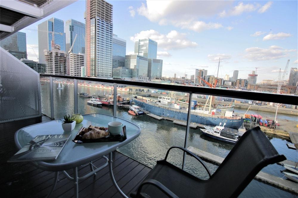 Canary Wharf Luxury River view apartment - Featured Image