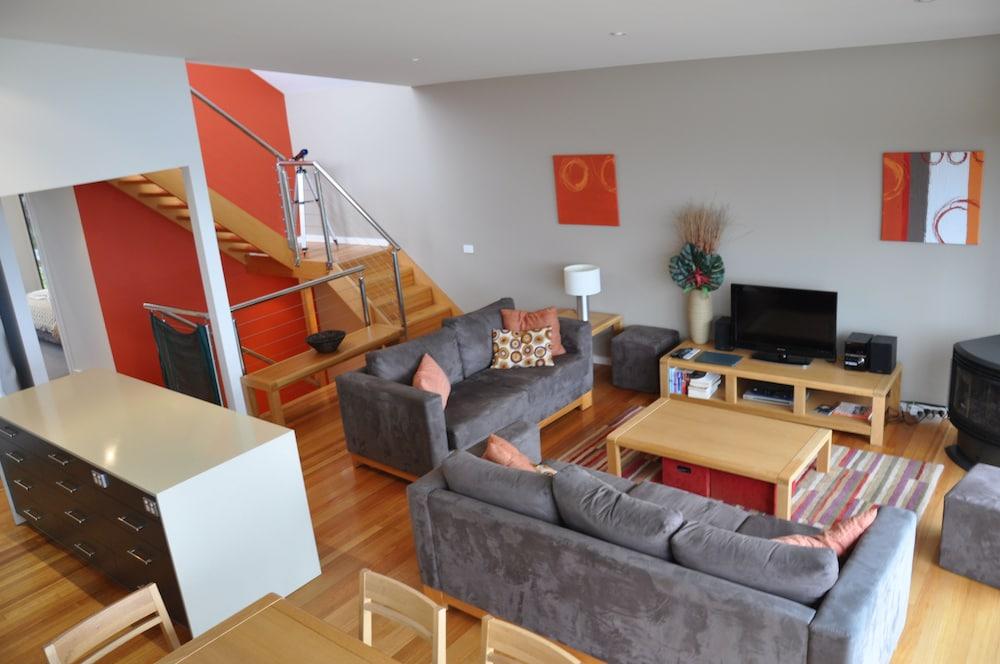Apollo Bay Cottages - Living Area