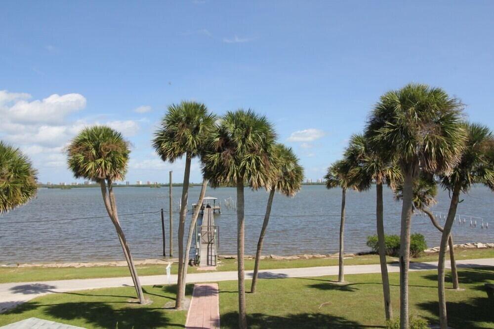 Indian River Lagoon Waterfront Cottages - Property Grounds