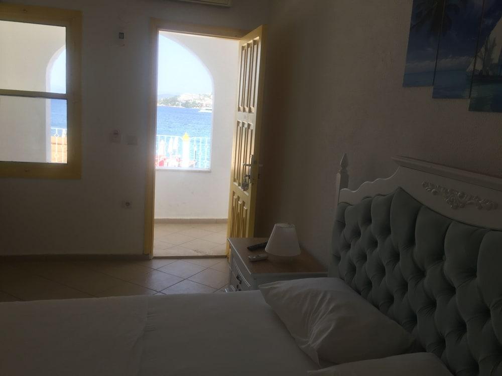 Estrella Beach Hotel - Room