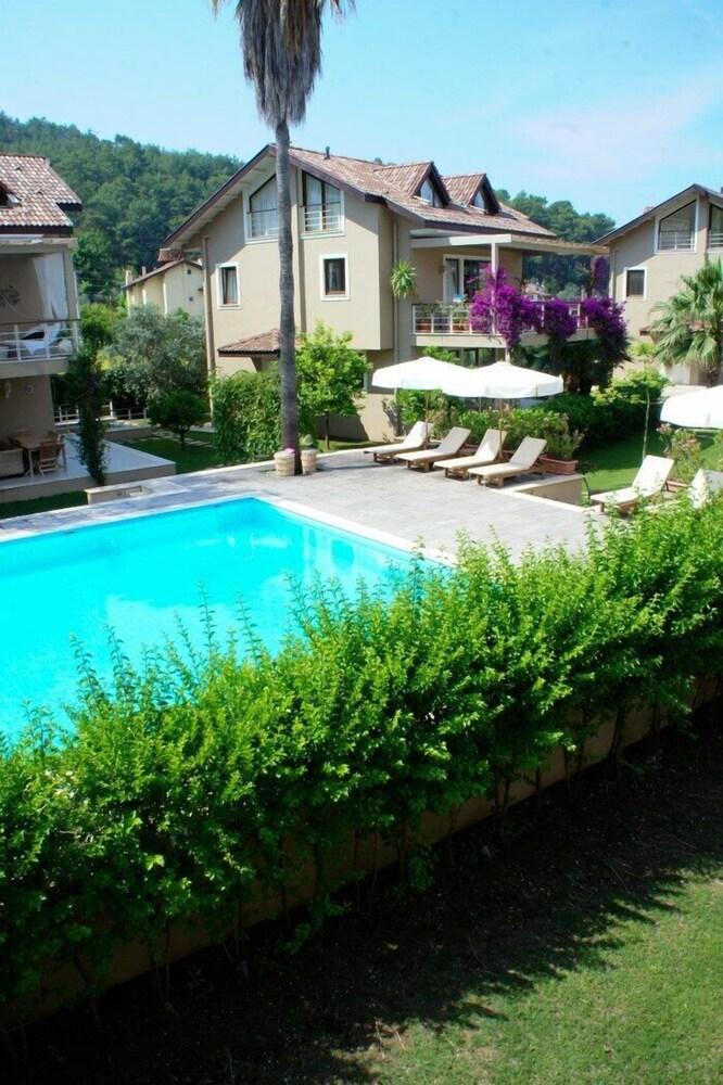 Aquamarine Apartments - Outdoor Pool