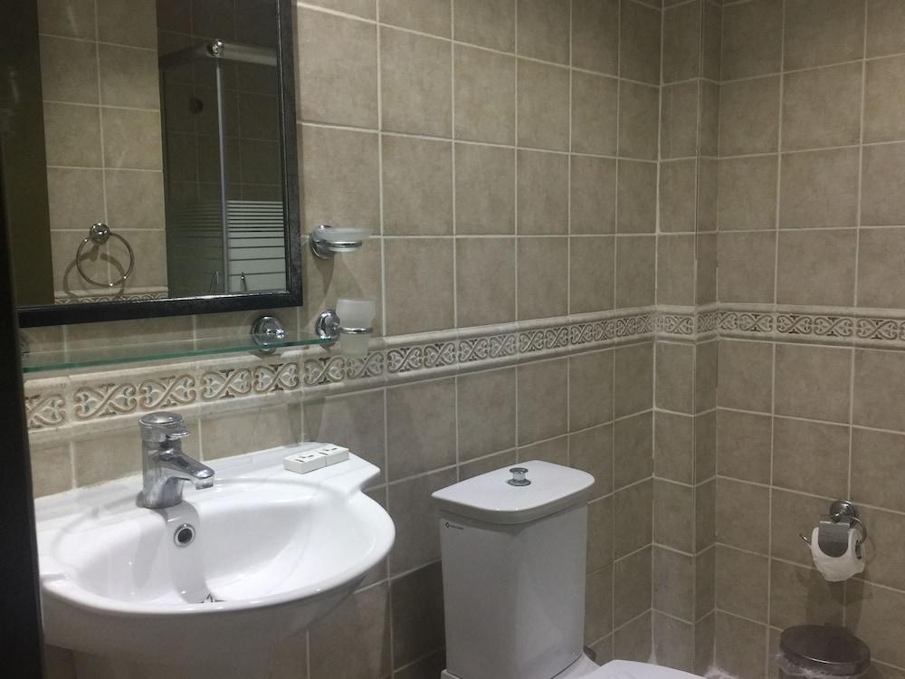 Es Apartments - Bathroom