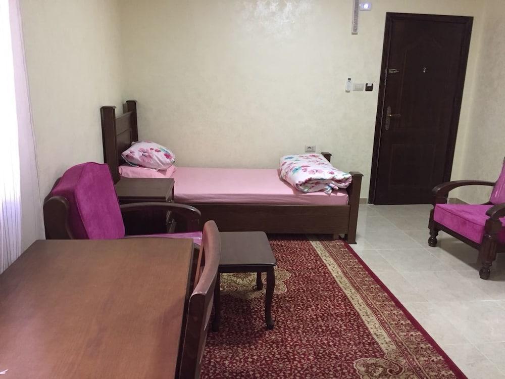 Ikhwa studio apartments -Female guests only- - Room