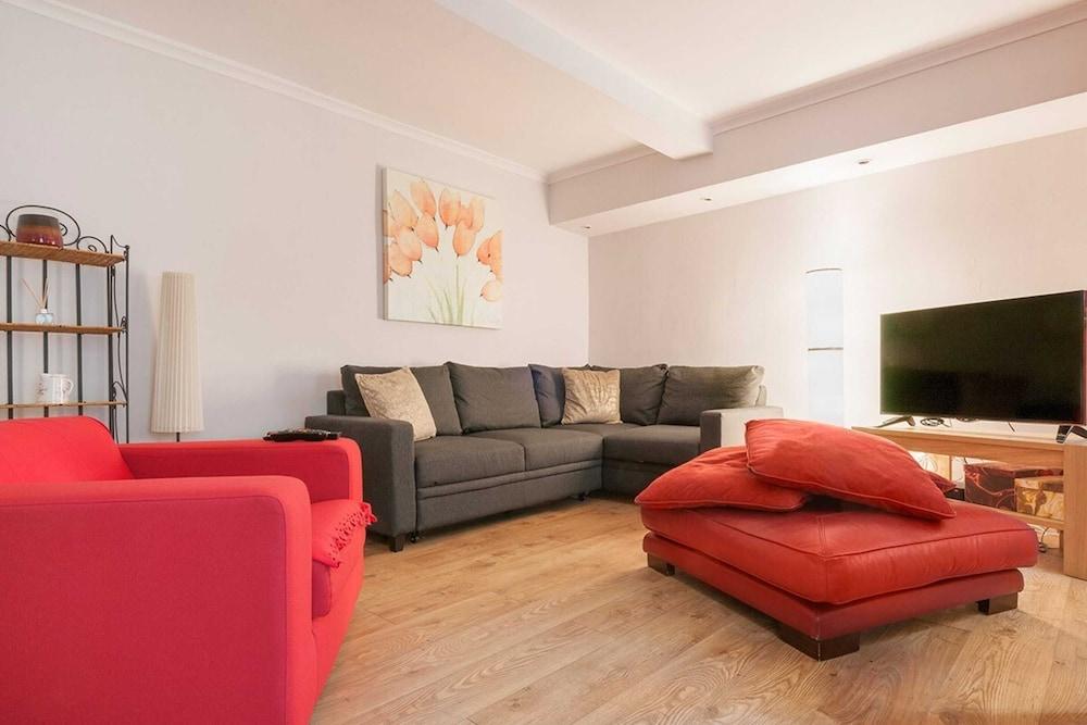 Stylish Georgian Flat in New Town - Living Room