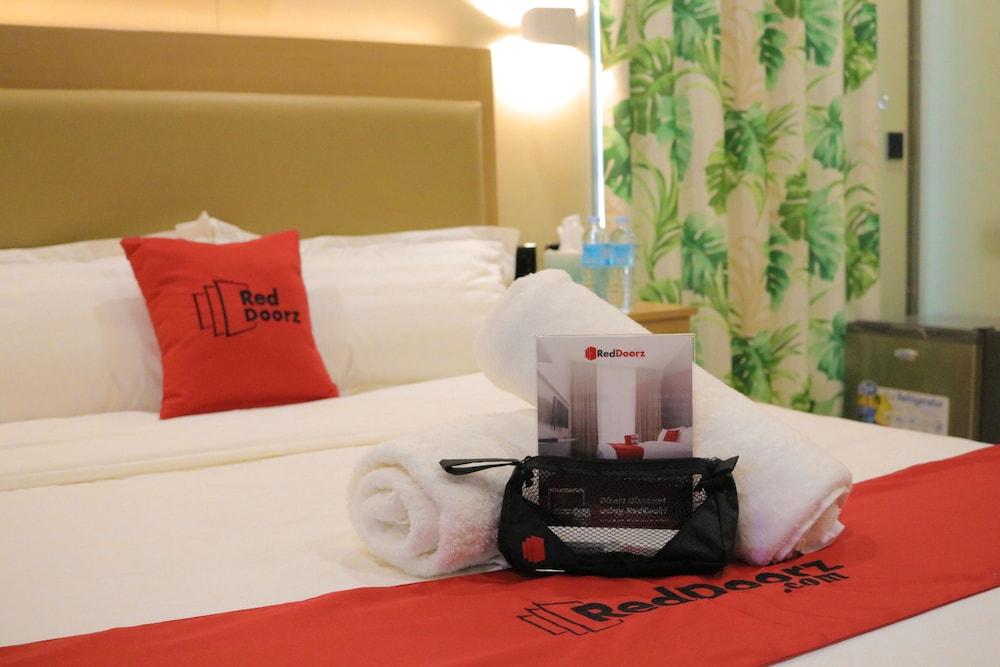 RedDoorz Plus @ AS Fortuna Cebu - Room